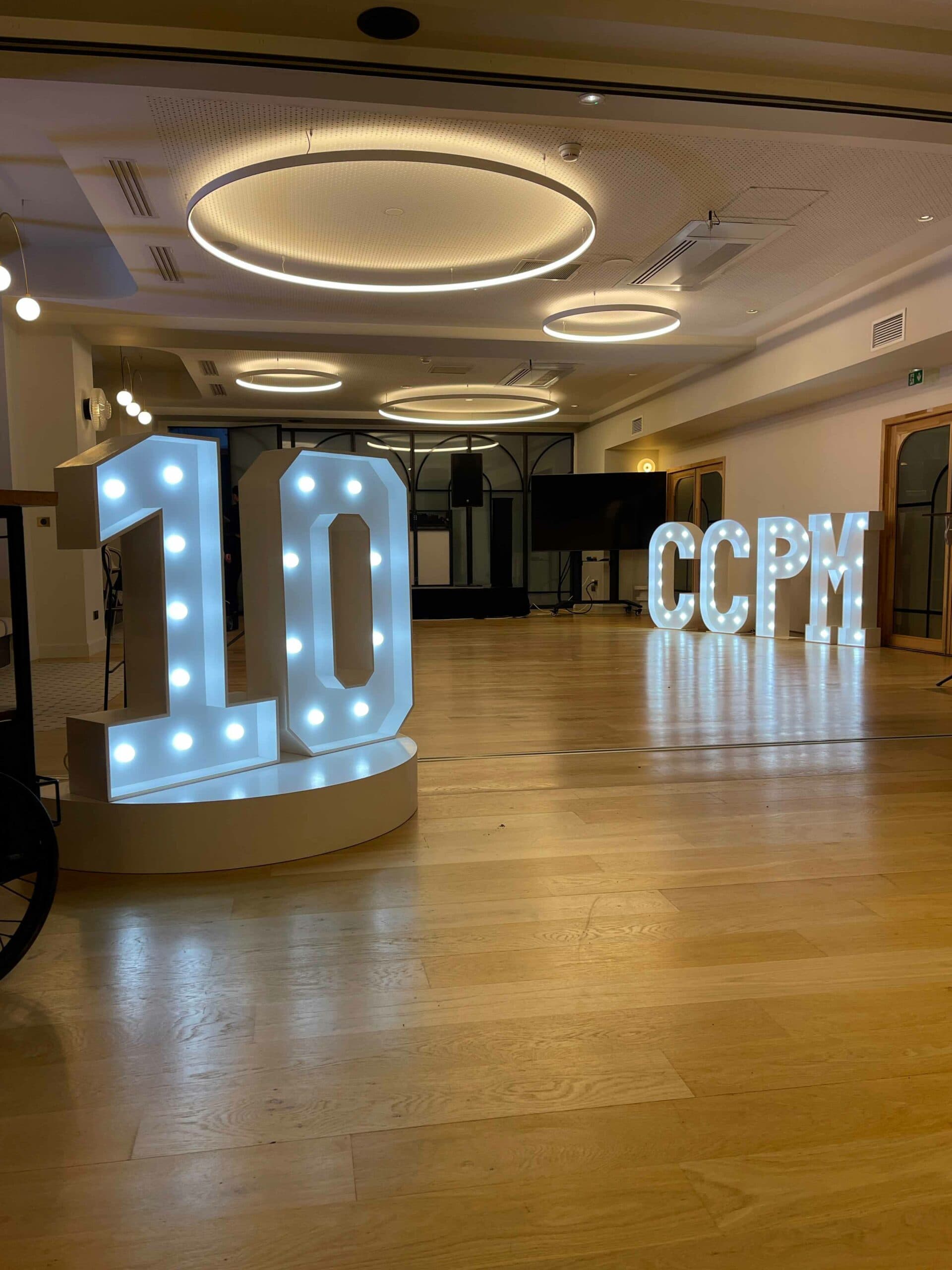 Chiffre 10 et lettres CCPM lumineuses, 10 ans d'entreprise
