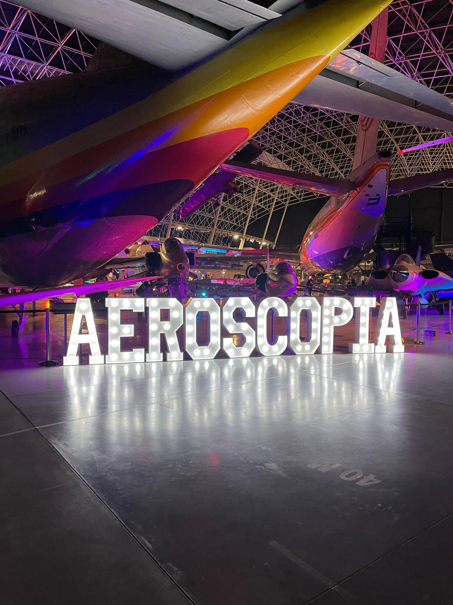 Lettres lumineuses géantes AEROSCOPIA au musée aéronautique de Toulouse